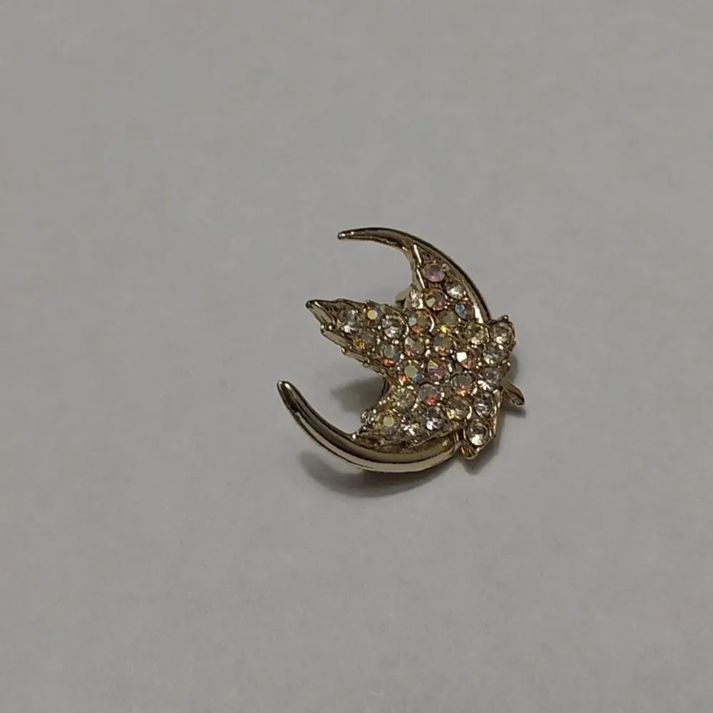 Gold tone rhinestone leaf brooch